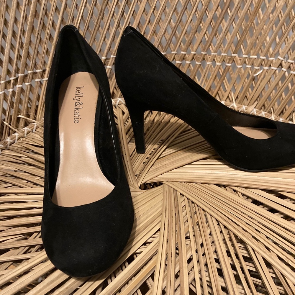Black pumps